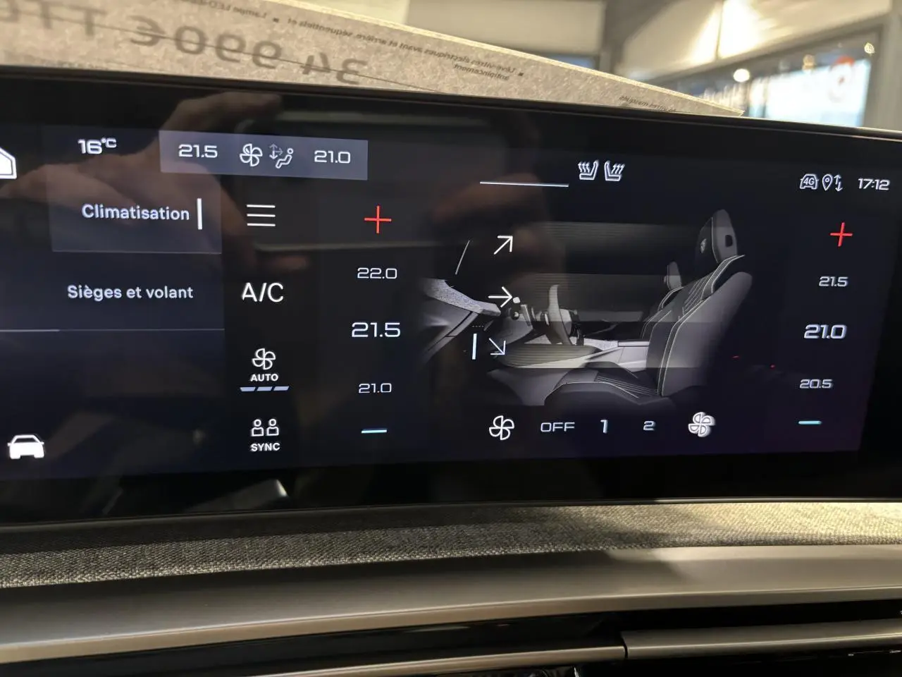 Écran tactile central du Peugeot 3008 Hybrid 2025 montrant les réglages de climatisation et sièges chauffants.