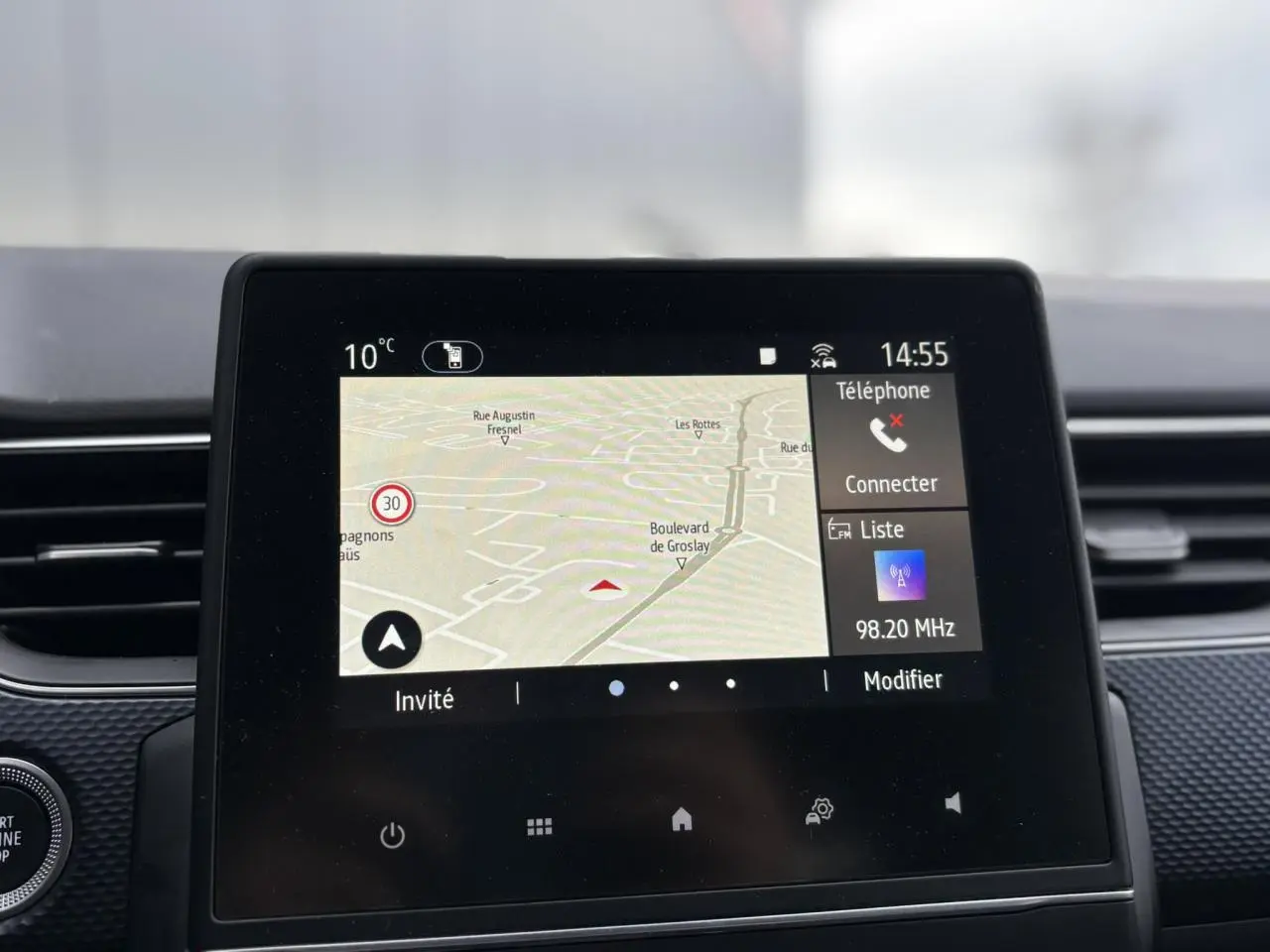Écran tactile GPS de la Renault Arkana bleu Zanzibar, vue intérieure centrée sur la console multimédia.