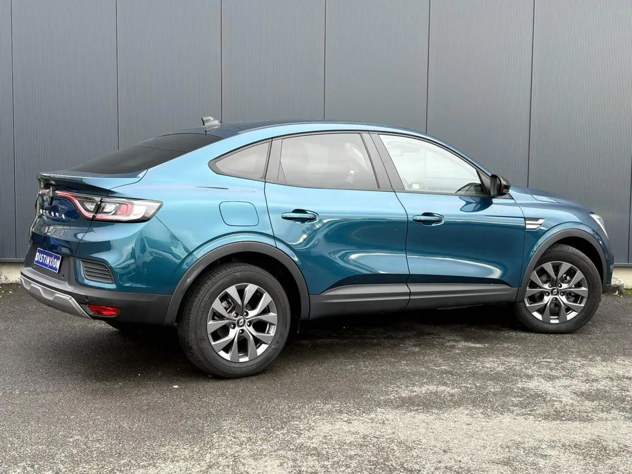 Renault Arkana Bleu Zanzibar vue de profil côté droit, avec jantes alliage grises et vitres surteintées.