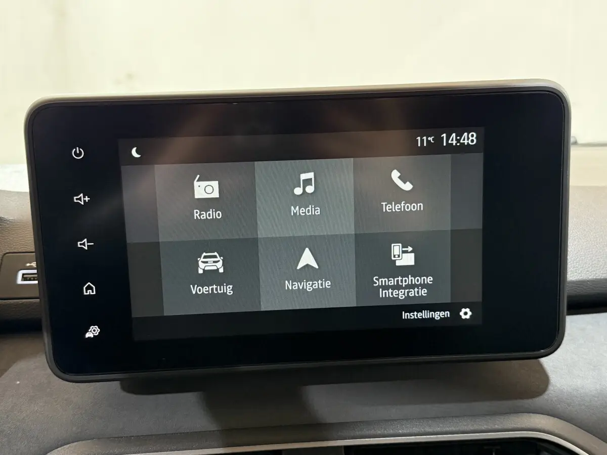 Écran tactile central de la Dacia Sandero Extreme+ TCe 110 2024 affichant les menus radio, navigation et smartphone.