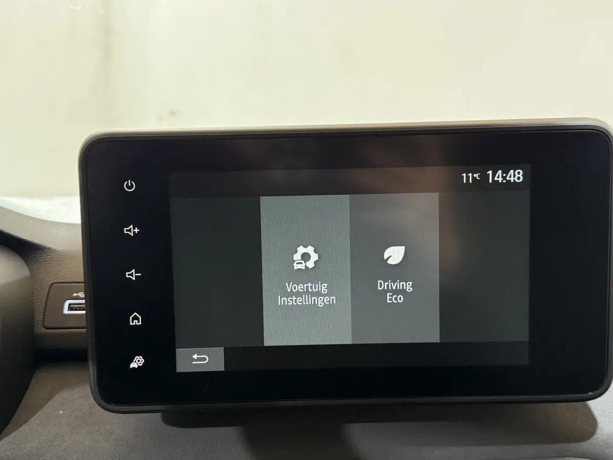 Écran tactile central de la Dacia Sandero Extreme+ TCe 110 2024 affichant les réglages du véhicule et mode éco.