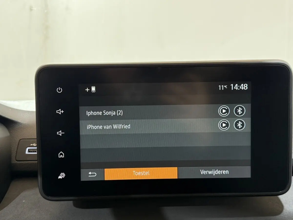 Écran tactile central de la Dacia Sandero Extreme+ TCe 110 2024 affichant la connexion Bluetooth à deux iPhones.