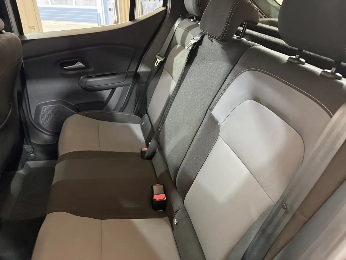 Vue intérieure côté droit sur la banquette arrière grise et noire de la Dacia Sandero Extreme+ 2024.