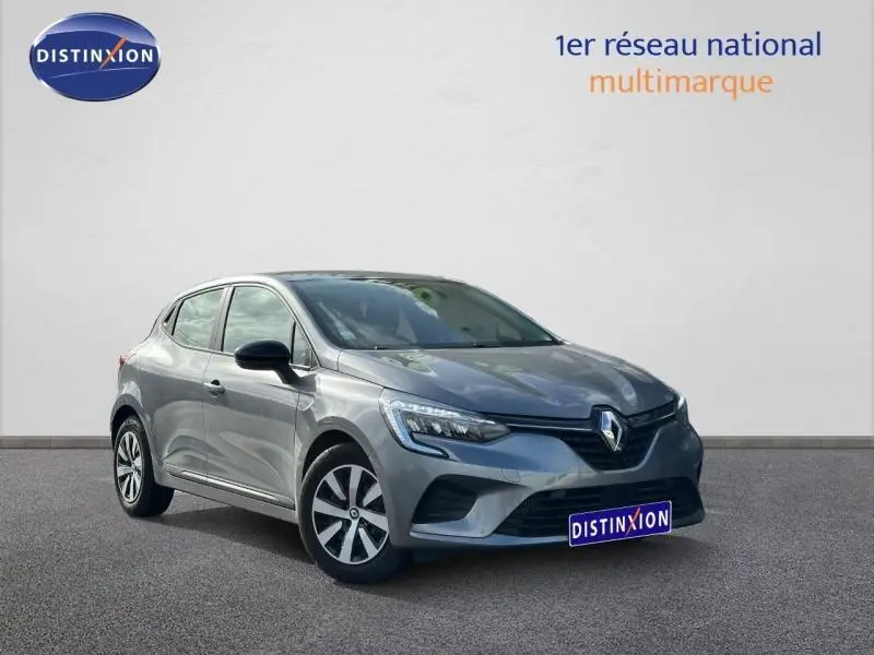 Renault Clio 2023 gris en 3/4 avant droit, avec calandre distinctive et jantes alliage bicolores.