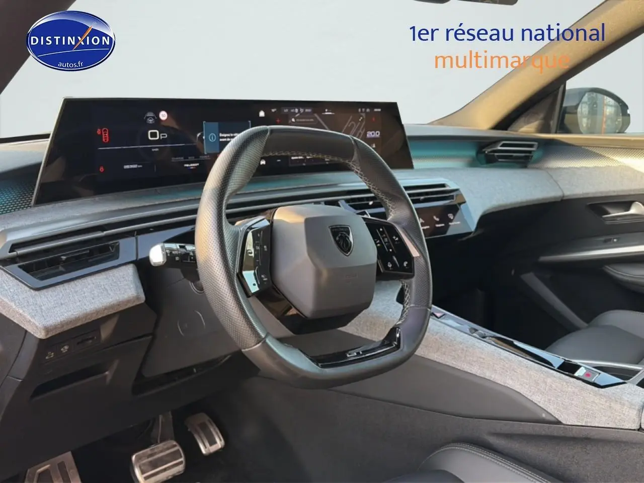 Intérieur avant du Peugeot 3008 gris, vue centrée sur le volant cuir multifonction et le tableau de bord numérique.