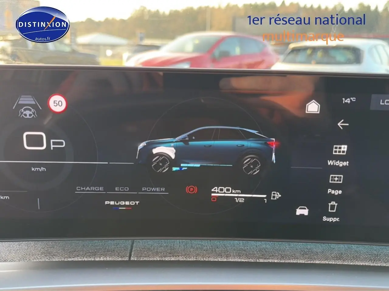 Affichage numérique intérieur montrant le profil latéral bleu du Peugeot 3008 hybride 2025 avec autonomie et indicateurs.
