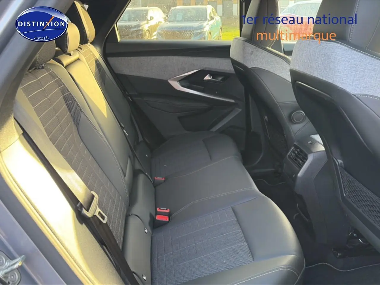 Vue intérieure côté droit des sièges arrière en cuir noir et tissu gris du Peugeot 3008 gris 2025.