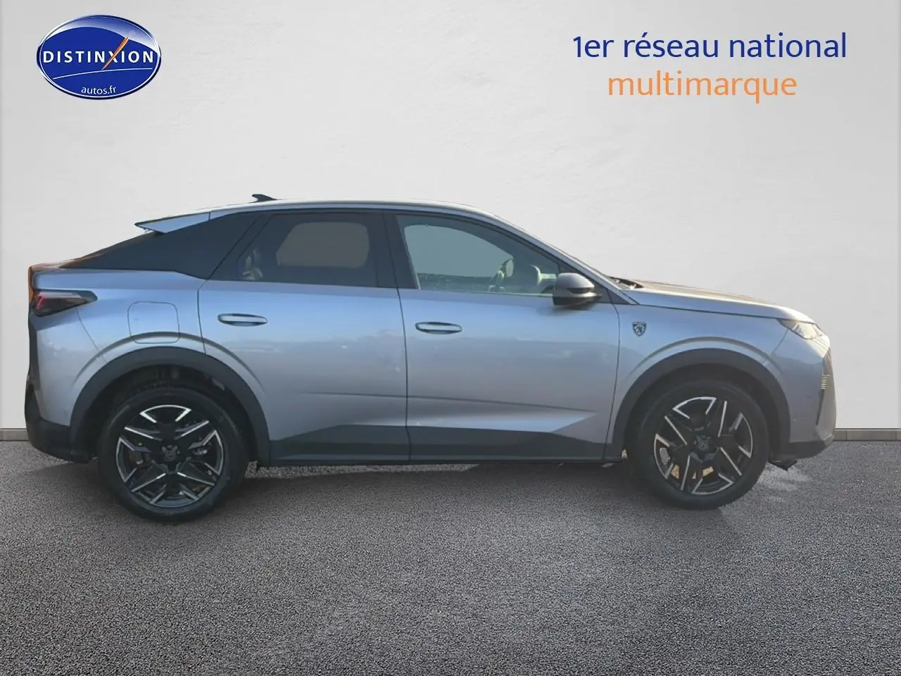 Peugeot 3008 gris en profil droit, mettant en valeur ses jantes alliage noires et son design moderne.