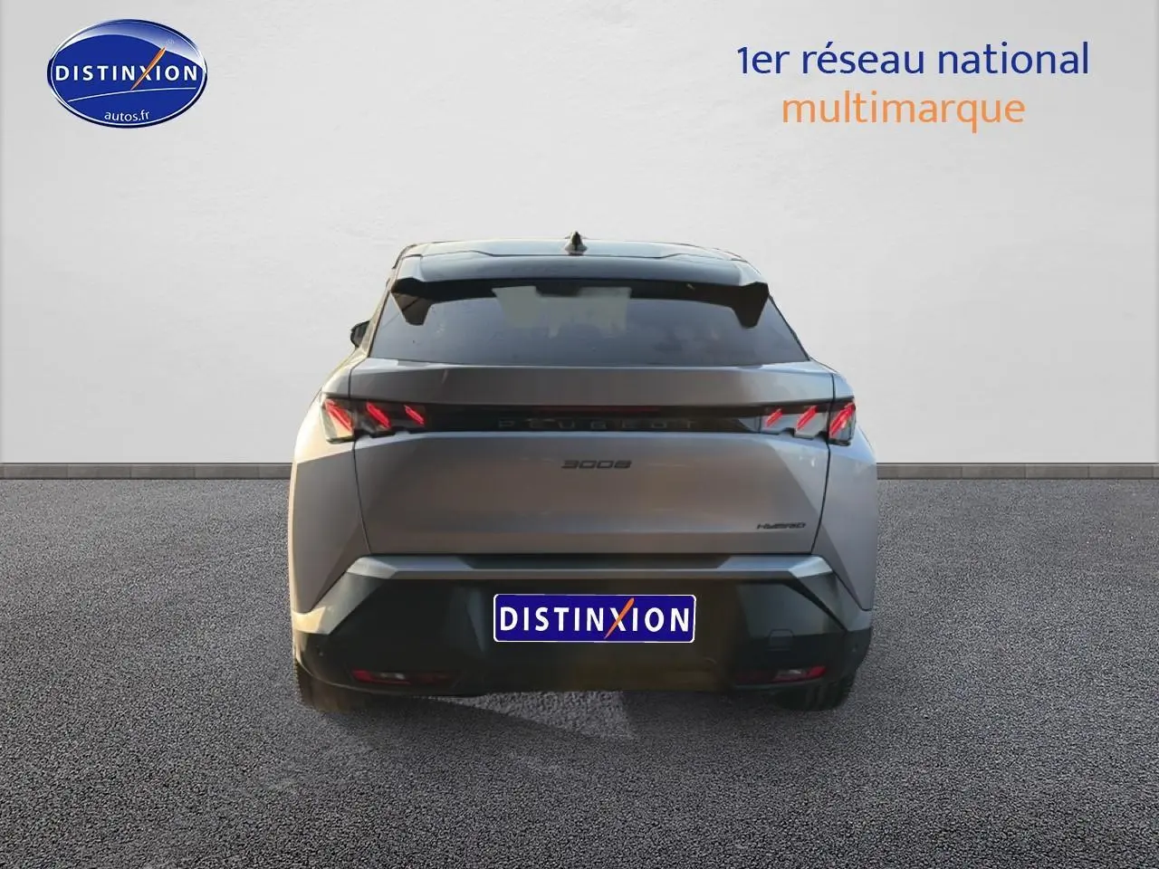 Vue arrière du Peugeot 3008 gris 1.2 hybrid 145 GT avec feux arrière LED et becquet noir.