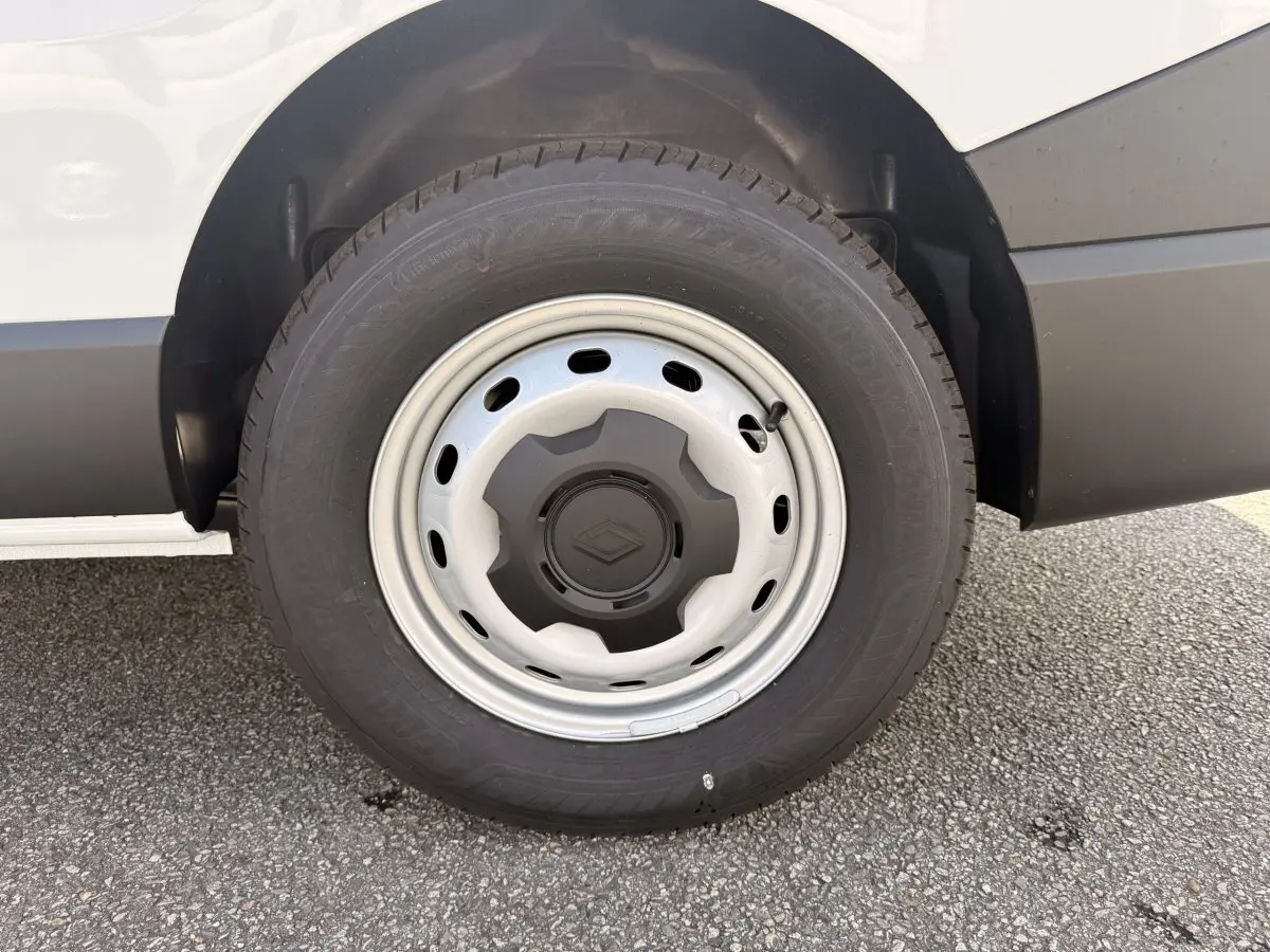 Gros plan sur la roue avant droite du Renault Trafic Fourgon blanc, mettant en valeur la jante acier et le pneu Goodyear.