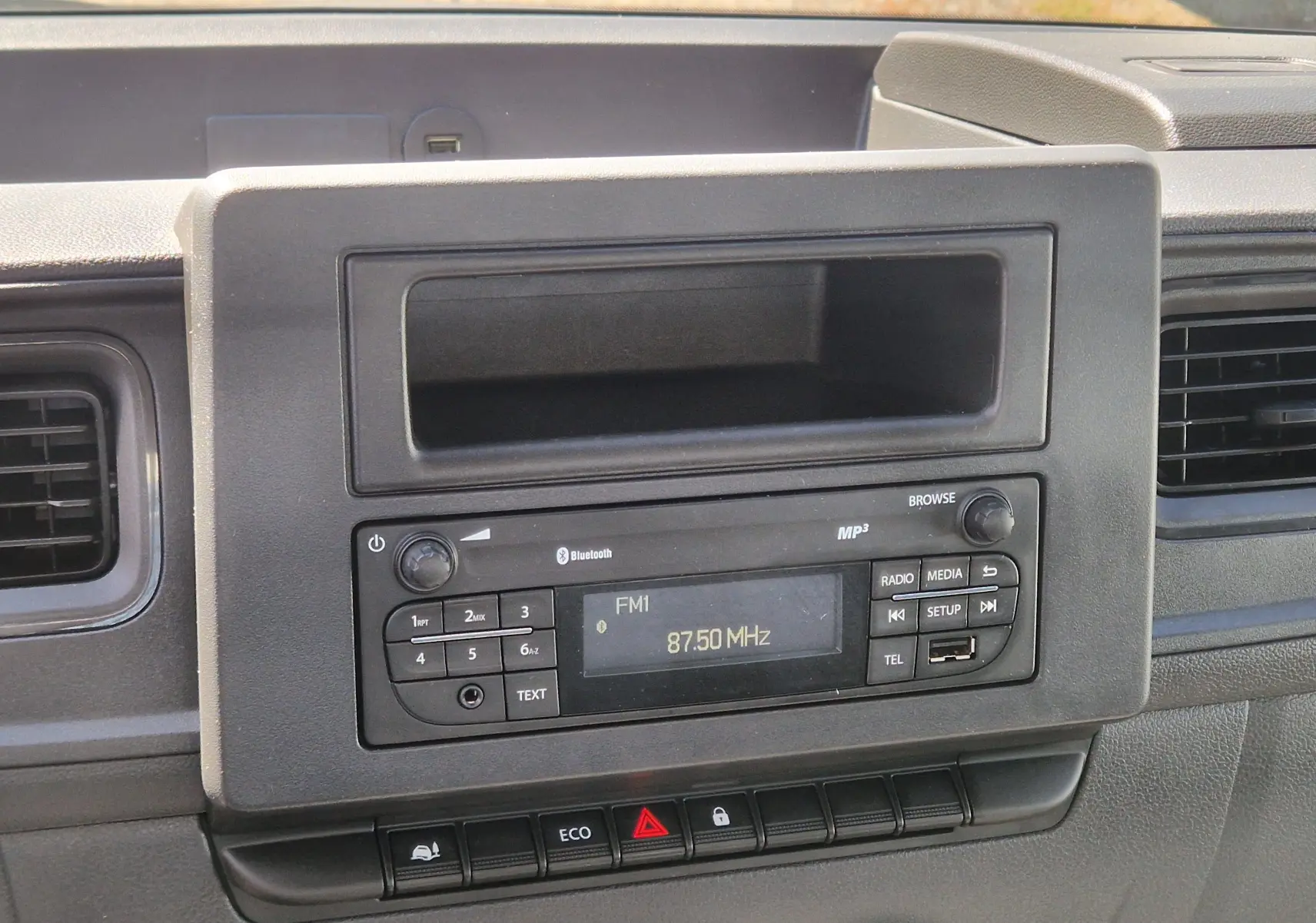 Détail de la console centrale du Renault Master Châssis Cabine 2024, avec autoradio et commandes visibles.