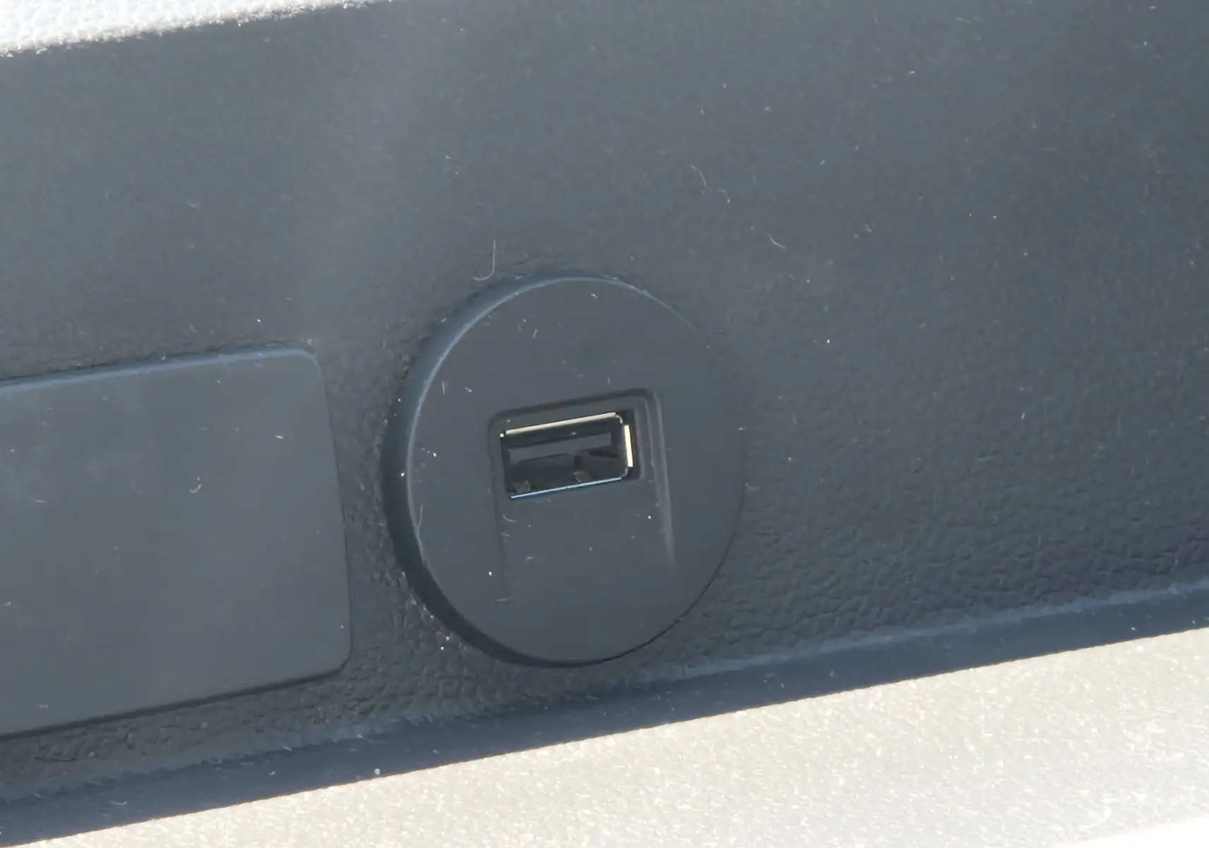 Prise USB noire intégrée dans le tableau de bord du Renault Master Châssis Cabine blanc, version benne 2024.