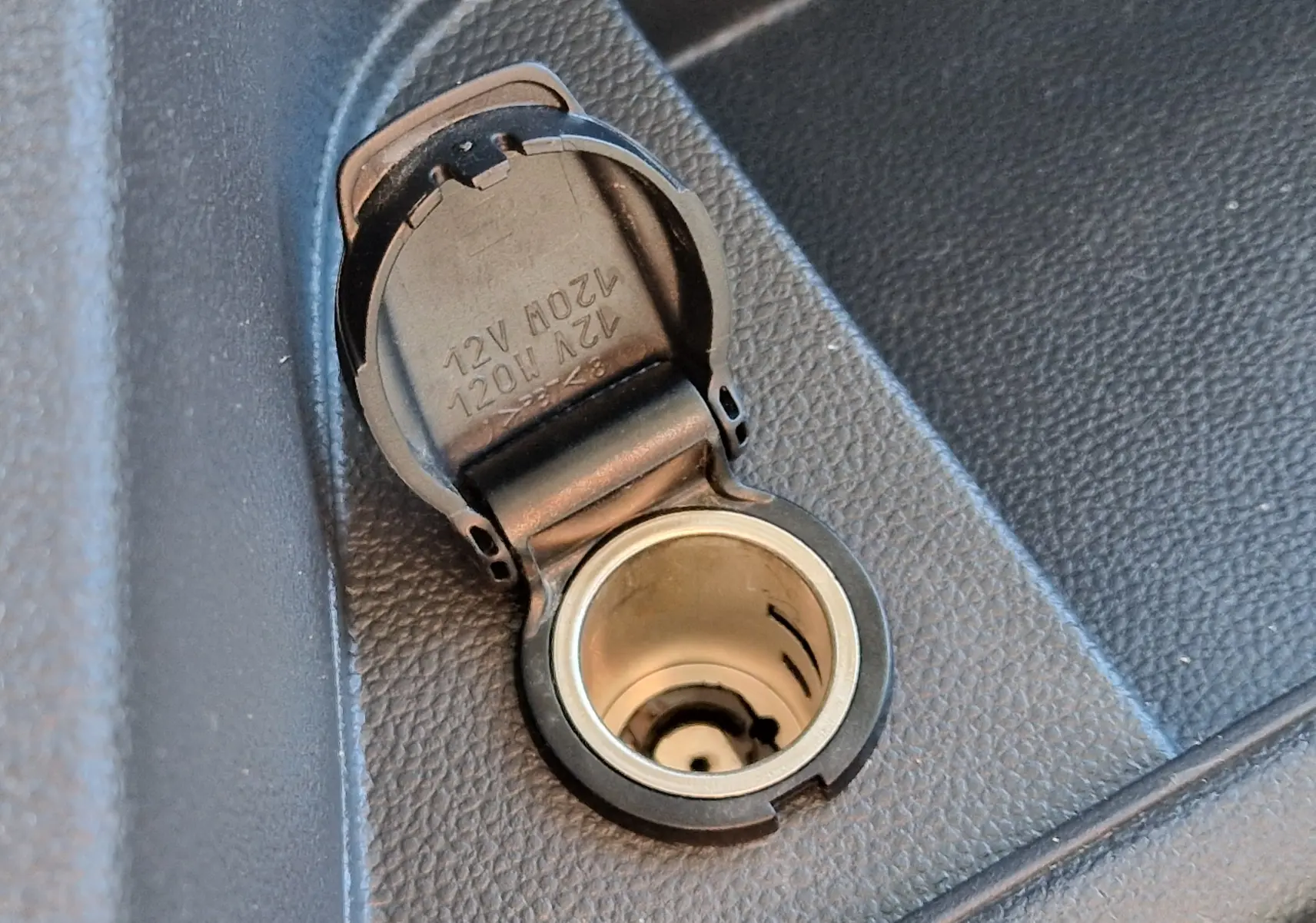 Prise allume-cigare 12V ouverte sur la console intérieure du Renault Master Châssis Cabine blanc, détail du port USB adjacent.