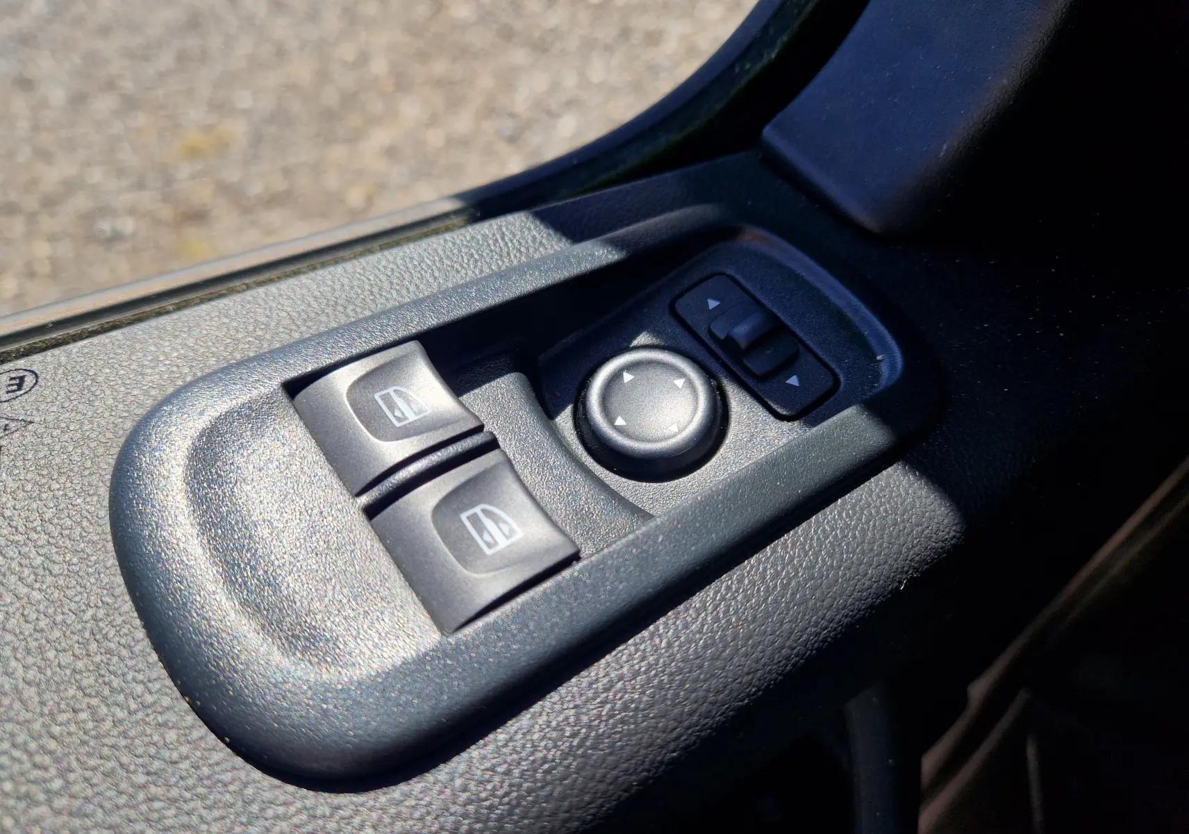 Gros plan sur les commandes électriques des vitres et des rétroviseurs côté conducteur du Renault Master blanc 2024.