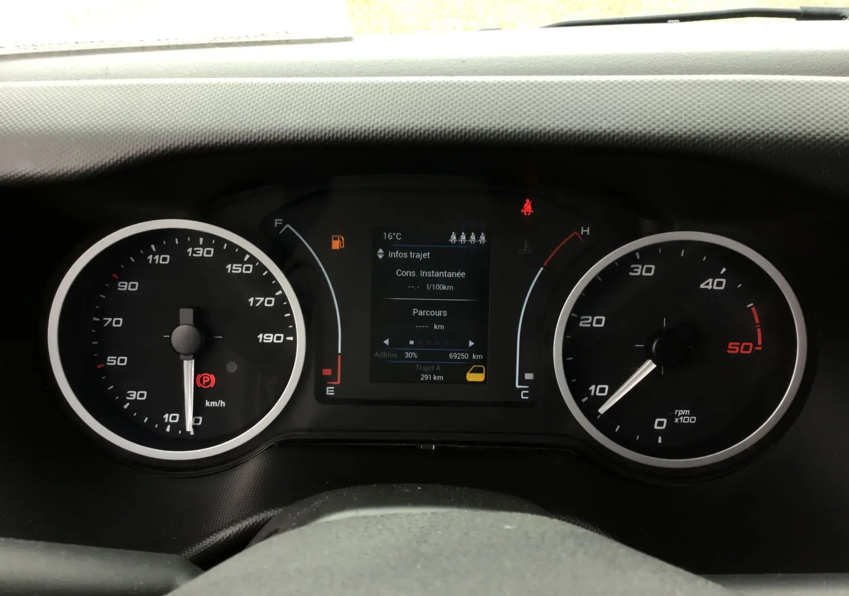 Tableau de bord du Daily Iveco 2021 montrant les compteurs de vitesse et de régime, avec écran central d'informations.