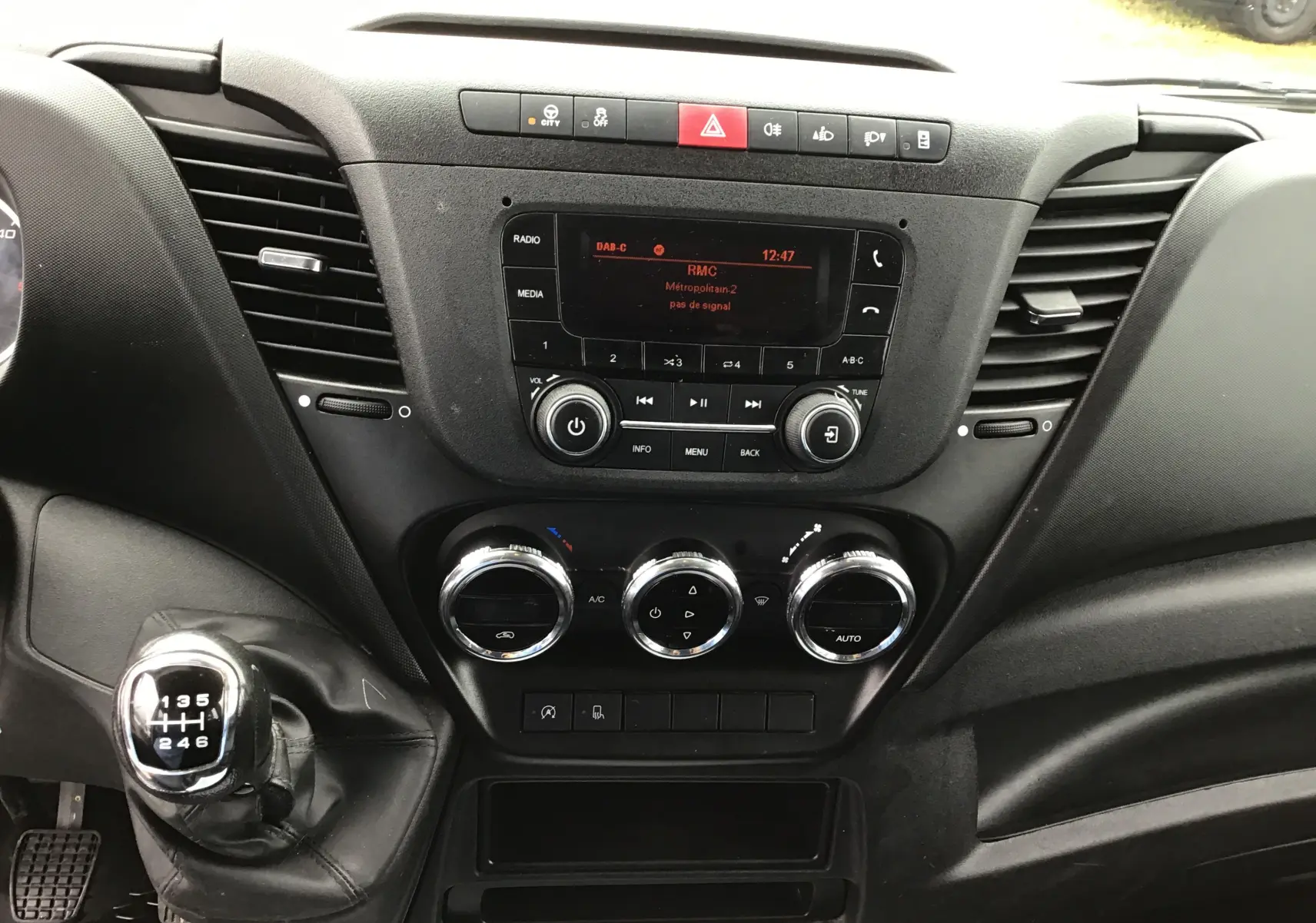 Vue rapprochée du tableau de bord et levier de vitesses manuel noir de l'Iveco Daily Chassis double cabine blanc de 2021.