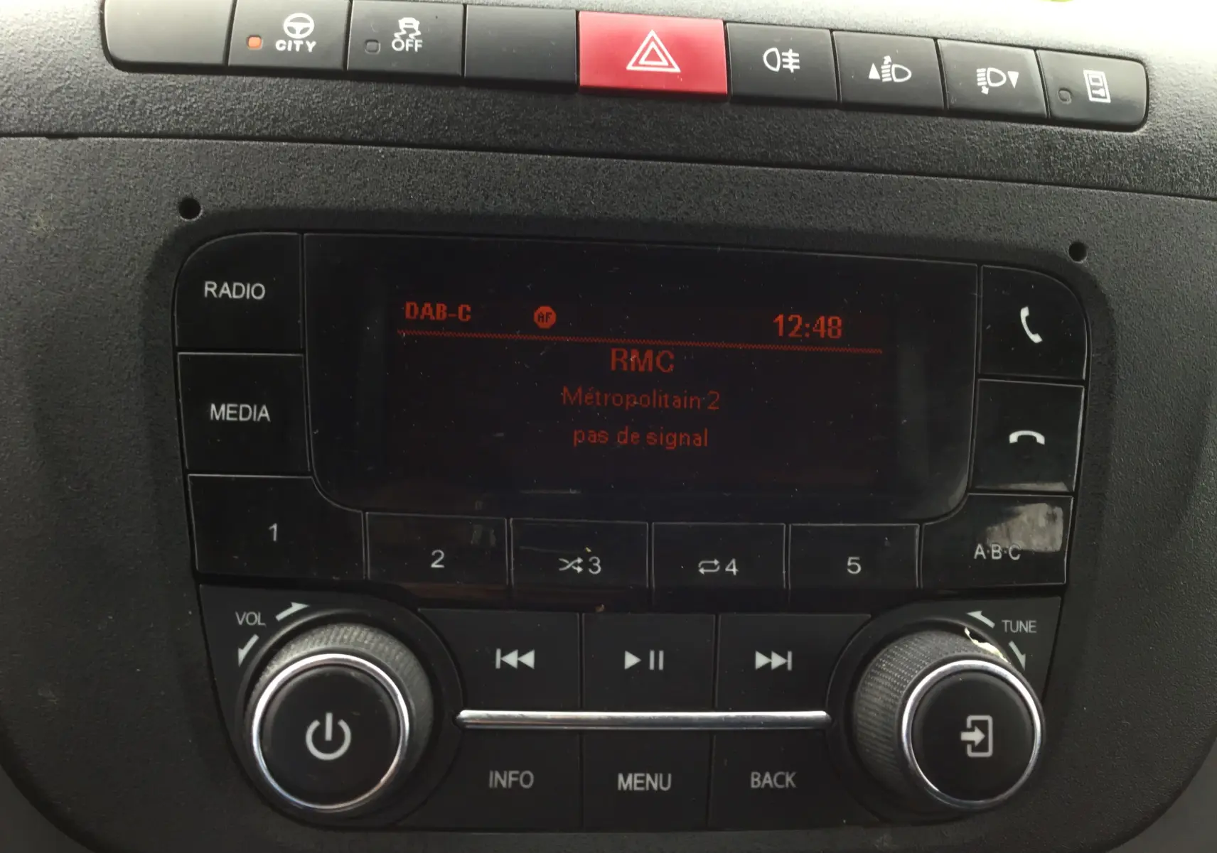 Gros plan sur le tableau de bord du Iveco Daily 2021, affichant l'autoradio numérique avec commandes et écran rétroéclairé.