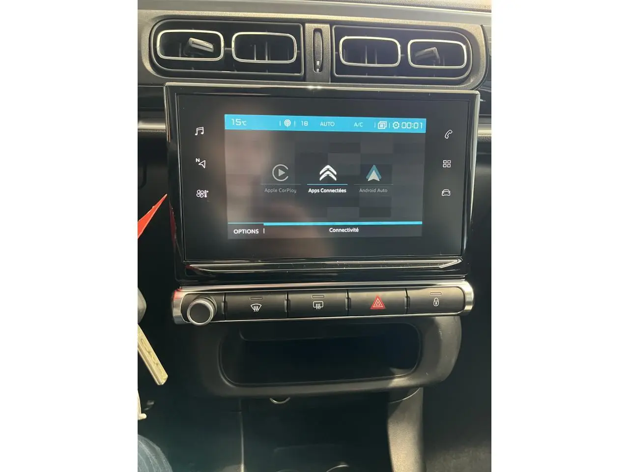 Écran tactile central de la Citroën C3 2024 montrant les options Apple CarPlay et Android Auto, avec commandes climatisation en dessous.