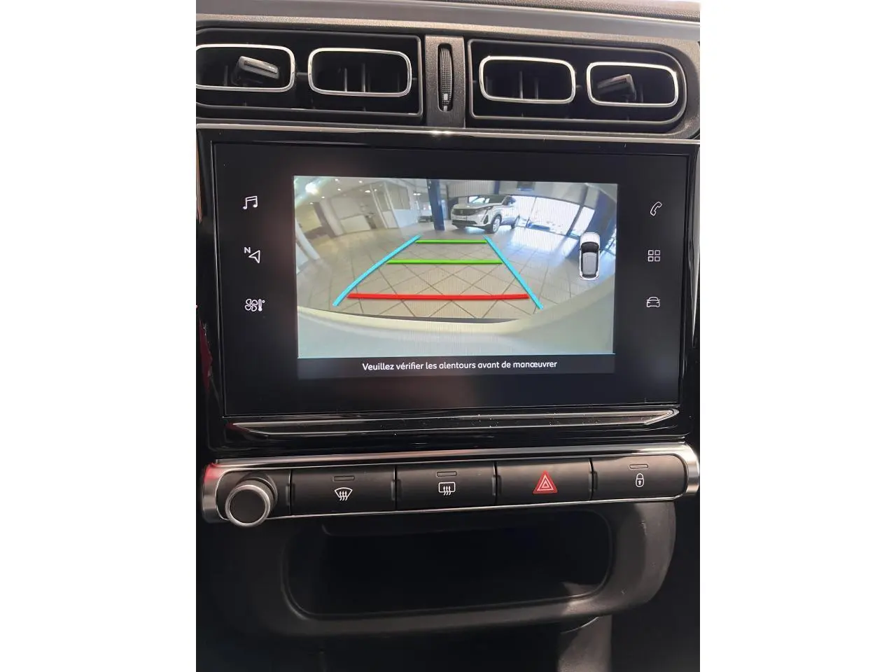 Écran tactile intérieur de la Citroën C3 blanc montrant la caméra de recul avec lignes de guidage colorées.