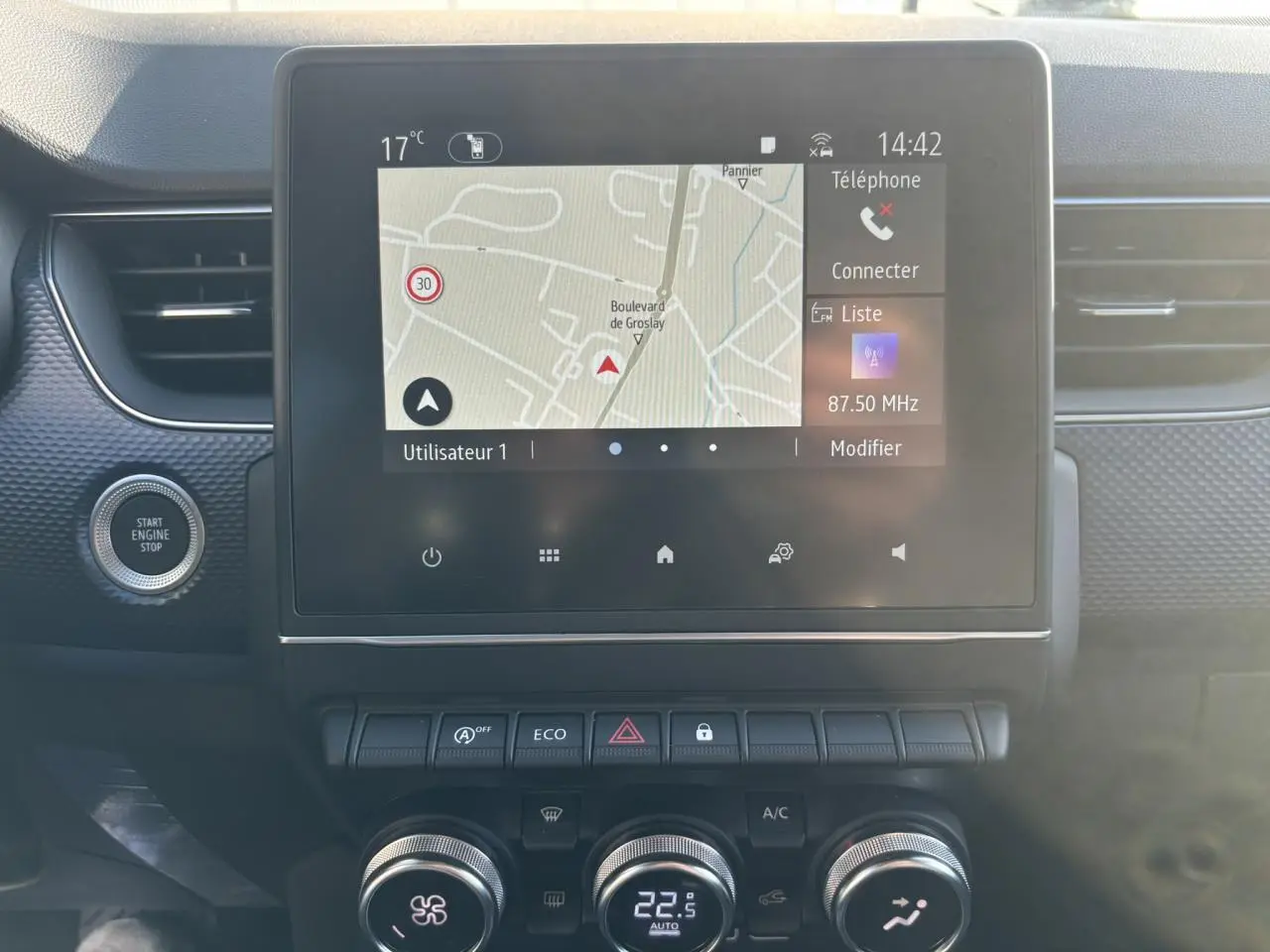 Vue centrale du tableau de bord de la Renault Arkana 2025 avec écran tactile GPS et commandes climatisation digitales.