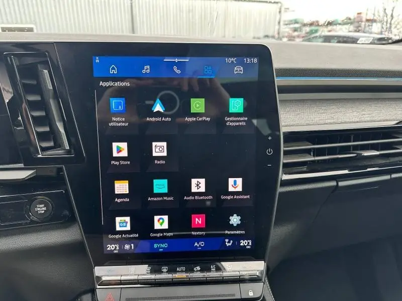 Écran tactile central du tableau de bord du Renault Austral 2025 affichant les applications connectées, intérieur noir moderne.