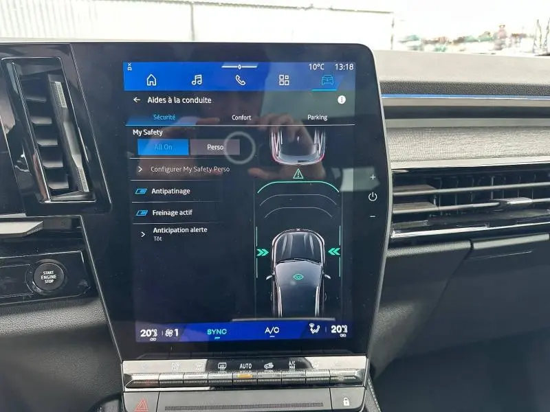 Vue rapprochée de l’écran tactile central du Renault Austral 2025 affichant les aides à la conduite, intérieur noir.