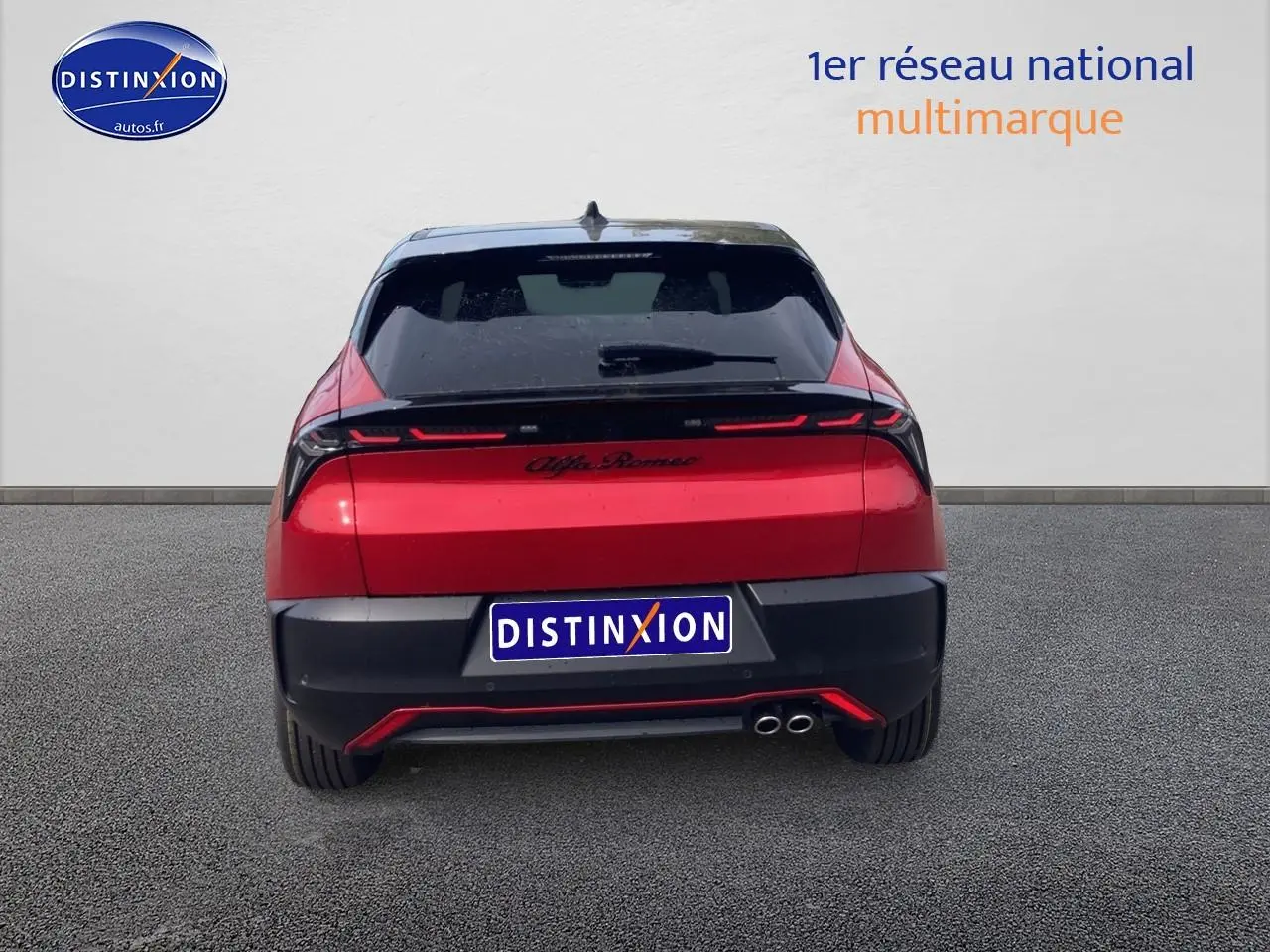 Vue arrière d'une Alfa Romeo Junior 1.2 hybride rouge et noir avec feux arrière LED et double sortie d'échappement.