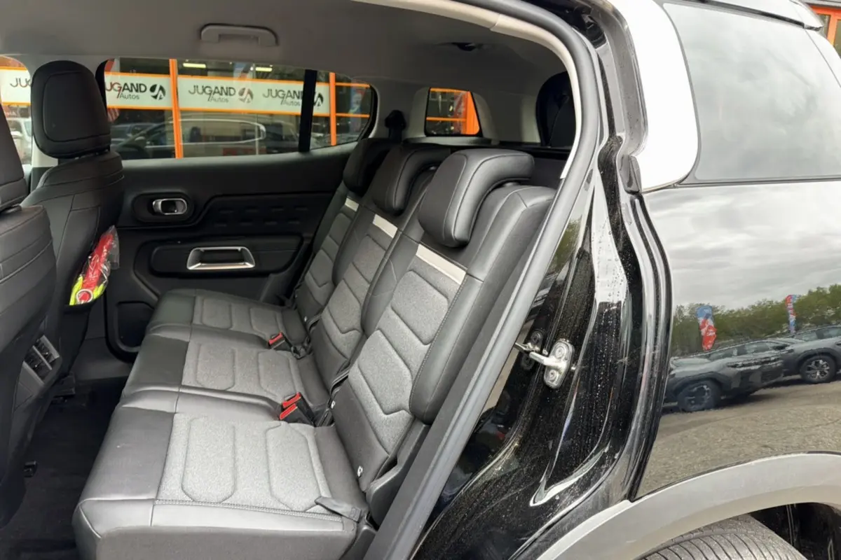 Vue intérieure côté droit des trois sièges arrière individuels en tissu gris du Citroën C5 Aircross noir 2025.