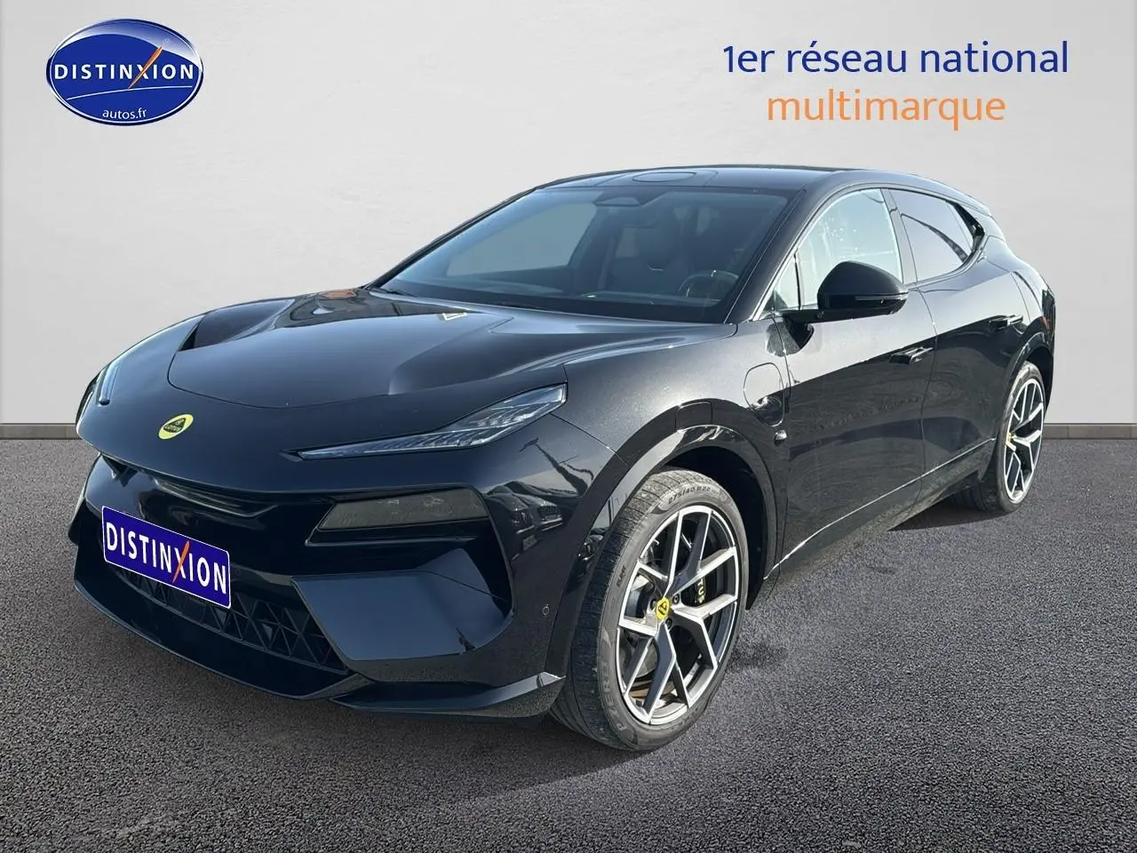Lotus Eletre noir 2023 en 3/4 avant droit, avec jantes alu et toit vitré intelligent visible.