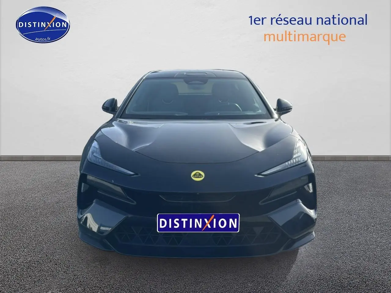 Vue frontale d'une Lotus Eletre 612ch noire avec phares LED fins et calandre basse distinctive.