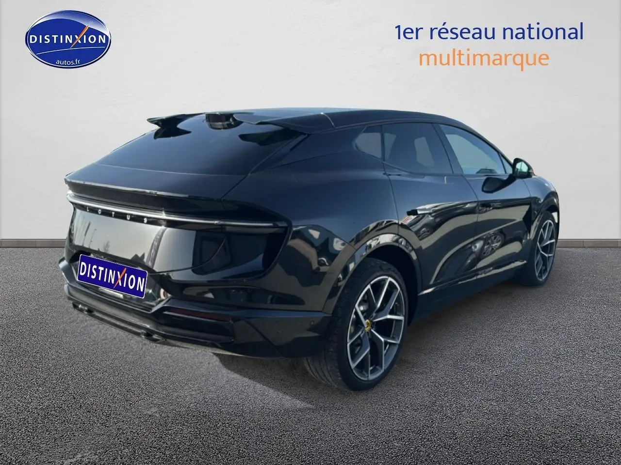 Vue 3/4 arrière droite d’un Lotus Eletre noir métallisé avec jantes alu et toit vitré intelligent.