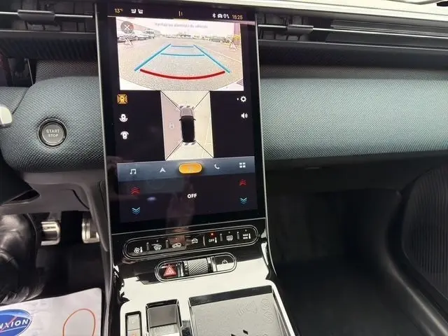Vue rapprochée de l’écran tactile central et du tableau de bord d’une Citroën C5 hybride gris foncé, affichant la caméra 360° et les commandes de climatisation.
