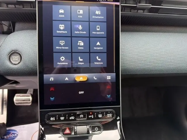 Vue rapprochée de la console centrale tactile du Citroën C5 Hybride 2026, avec bouton Start/Stop et finition gris foncé texturée.
