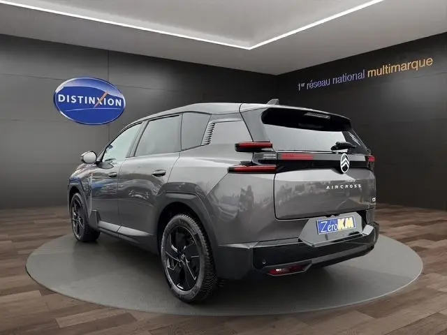Vue 3/4 arrière droite d'un Citroën C5 Aircross gris foncé avec jantes noires et feux arrière LED distinctifs.