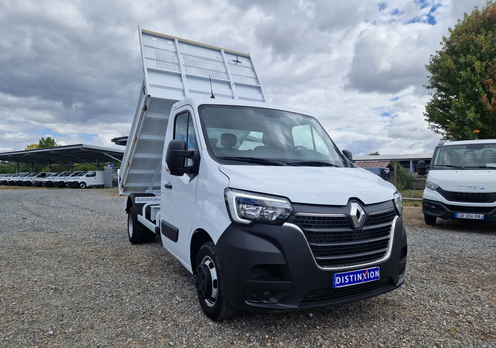 Renault Master Châssis Cabine blanc en 3/4 avant droit avec benne relevée et roues jumelées visibles.