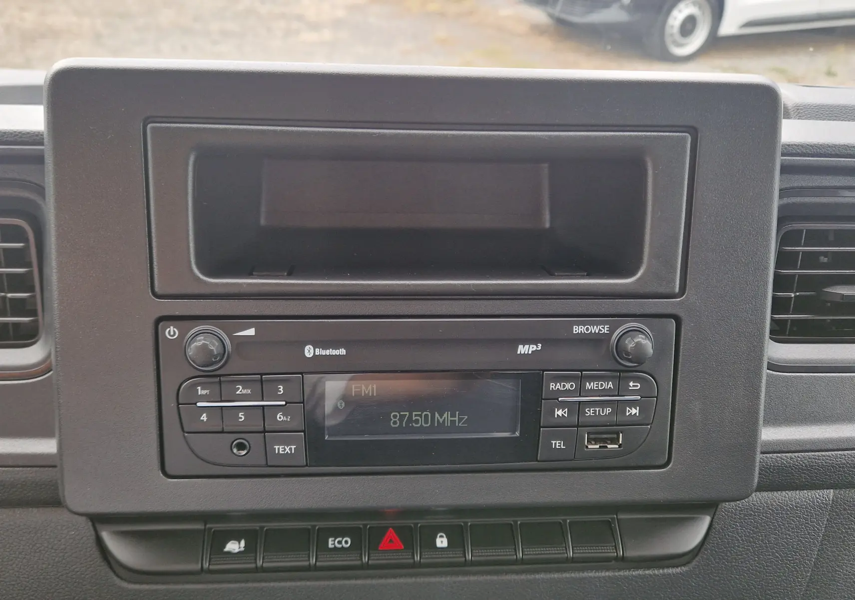 Vue rapprochée de la radio Bluetooth du tableau de bord du Renault Master Châssis Cabine blanc 2024.