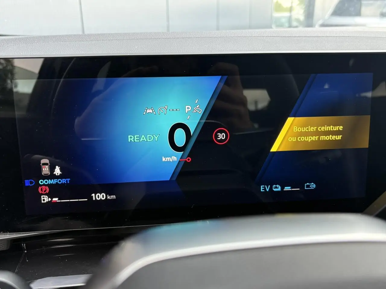Affichage numérique du tableau de bord Renault Austral E-Tech 2025, mode confort, vitesse 0 km/h, rappel ceinture allumé.