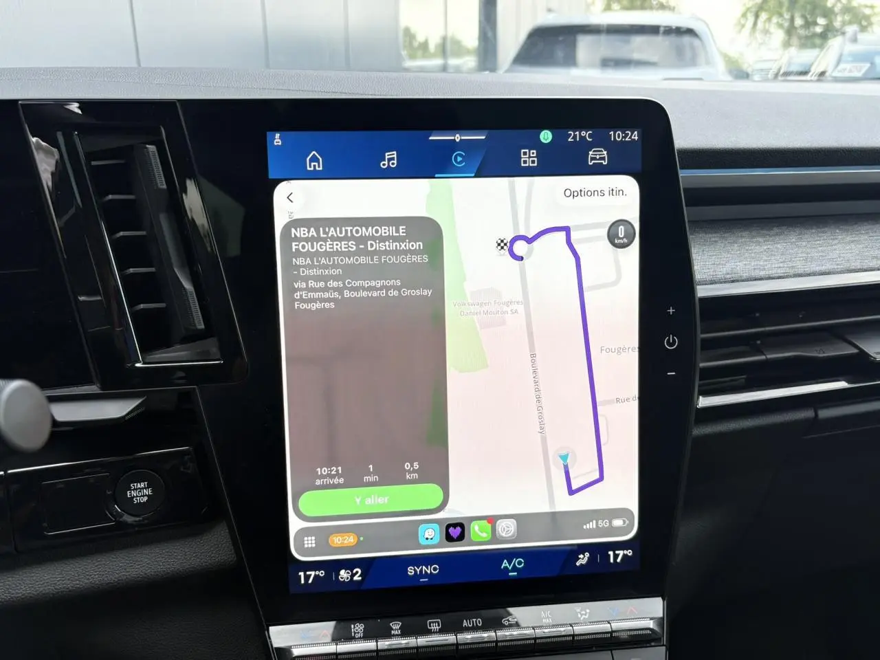 Écran tactile central Open R 12'' du Renault Austral E-Tech 2025 affichant la navigation GPS en intérieur noir.