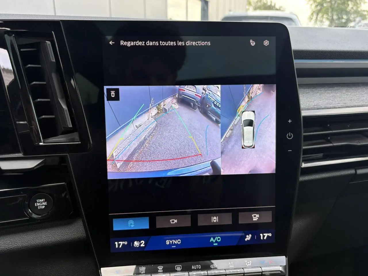 Écran central du Renault Austral E-Tech affichant la caméra 360° avec vue arrière et vue aérienne du véhicule.