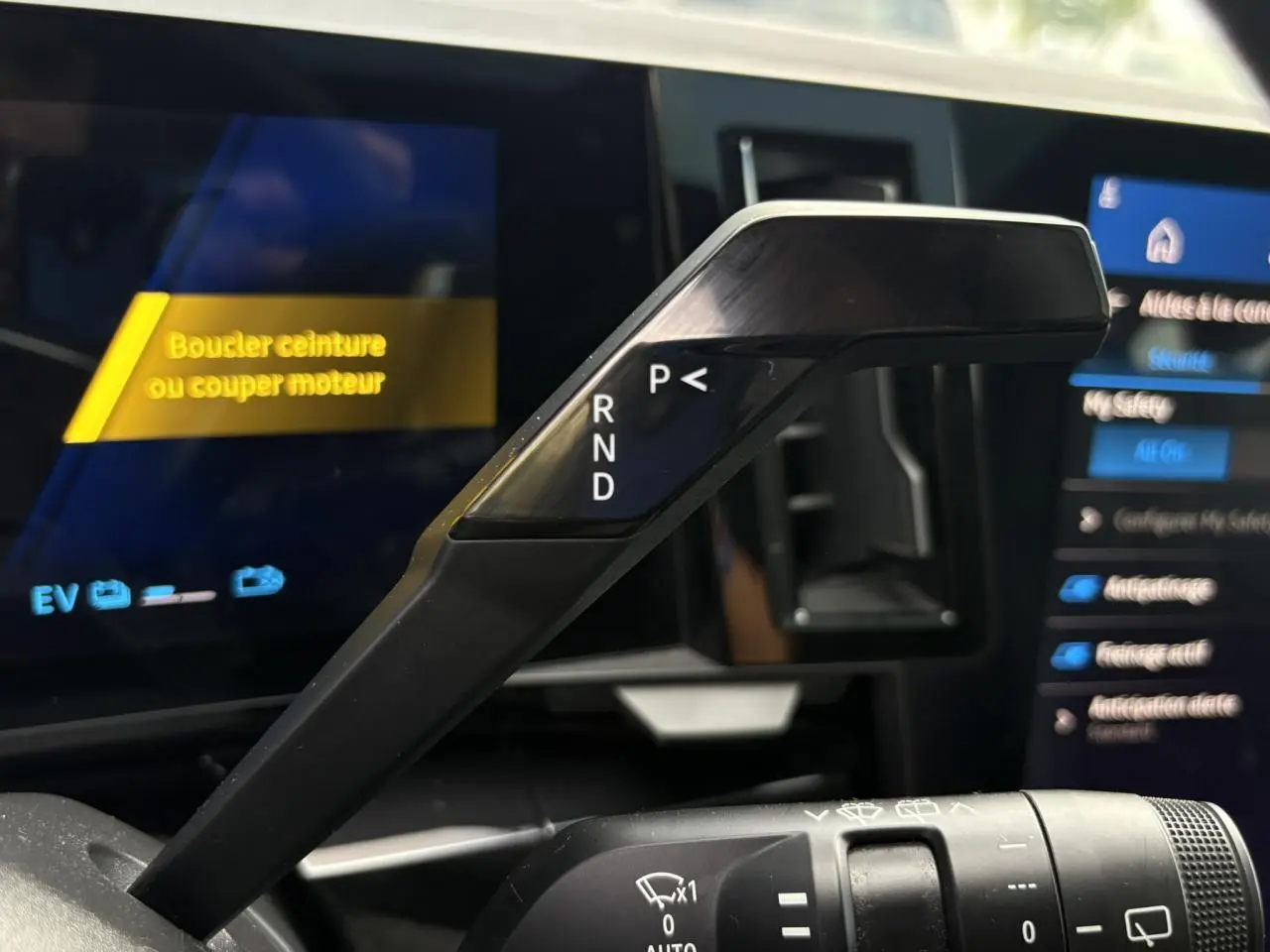 Le levier de vitesses automatique noir du Renault Austral E-Tech, avec affichage digital en arrière-plan.