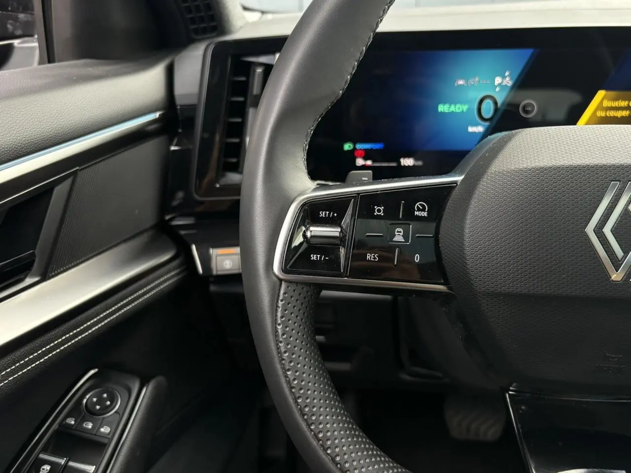 Gros plan sur le volant et la partie gauche du tableau de bord noir du Renault Austral E-Tech 2025.