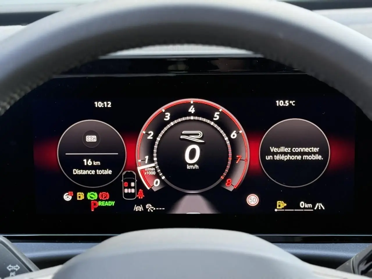 Vue rapprochée du tableau de bord numérique du Volkswagen T-Roc 2026 avec affichage digital et logo R central.