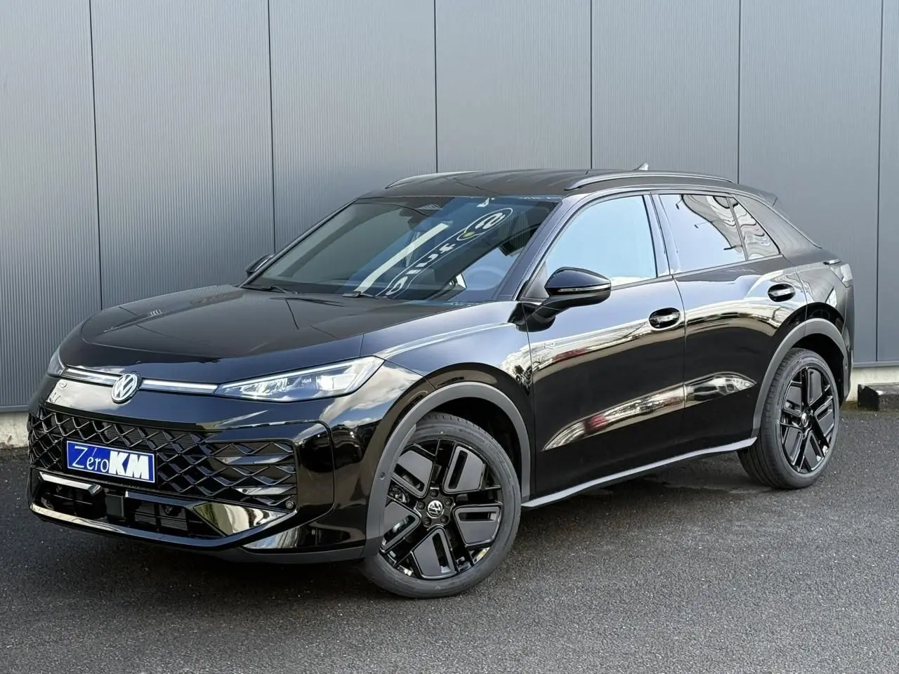 Volkswagen T-Roc 2026 noir ébène en 3/4 avant droit avec jantes noires et vitres surteintées.