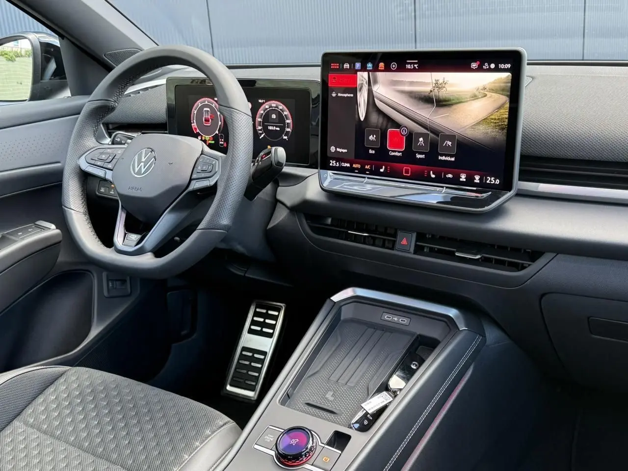 Vue intérieure côté conducteur du Volkswagen T-Roc 2026, volant cuir multifonction et grand écran tactile central allumé.