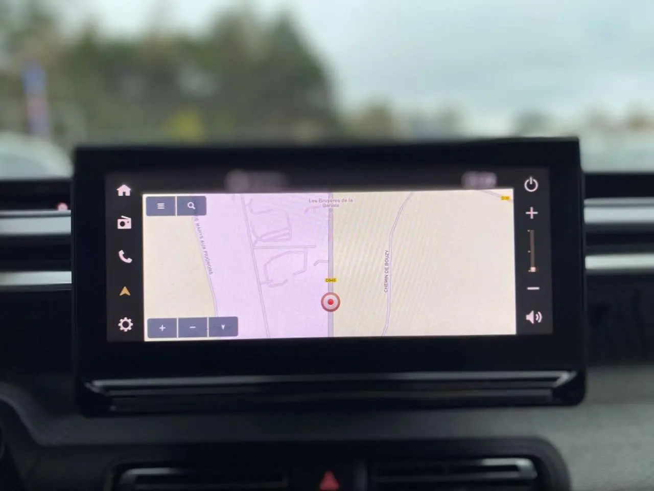 Écran tactile central de navigation GPS affichant une carte dans l'habitacle du Citroën C3 Aircross 2025.