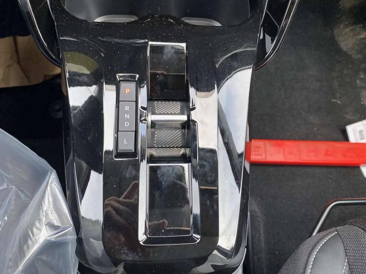 Gros plan sur la console centrale noire brillante avec sélecteur de boîte automatique du Citroën C3 Aircross hybride 2025.