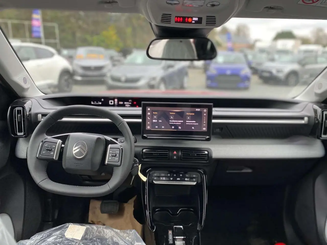 Intérieur du Citroën C3 Aircross 2025, vue frontale du tableau de bord avec écran tactile et volant multifonctions noir.