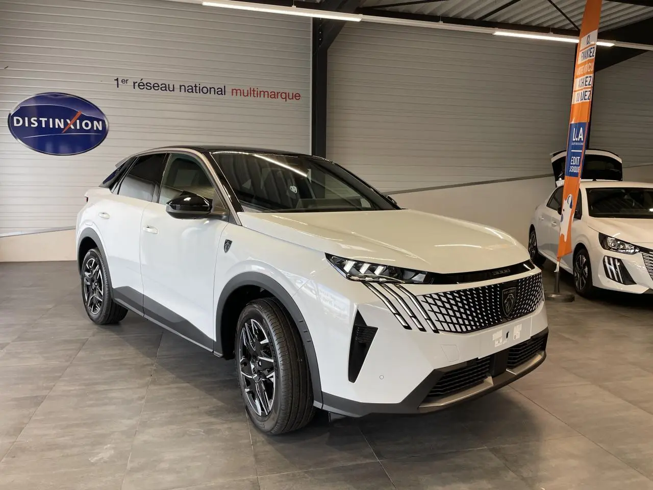 Peugeot 3008 blanc Okenite en 3/4 avant droit, avec calandre noire à motifs et jantes alliage noires.