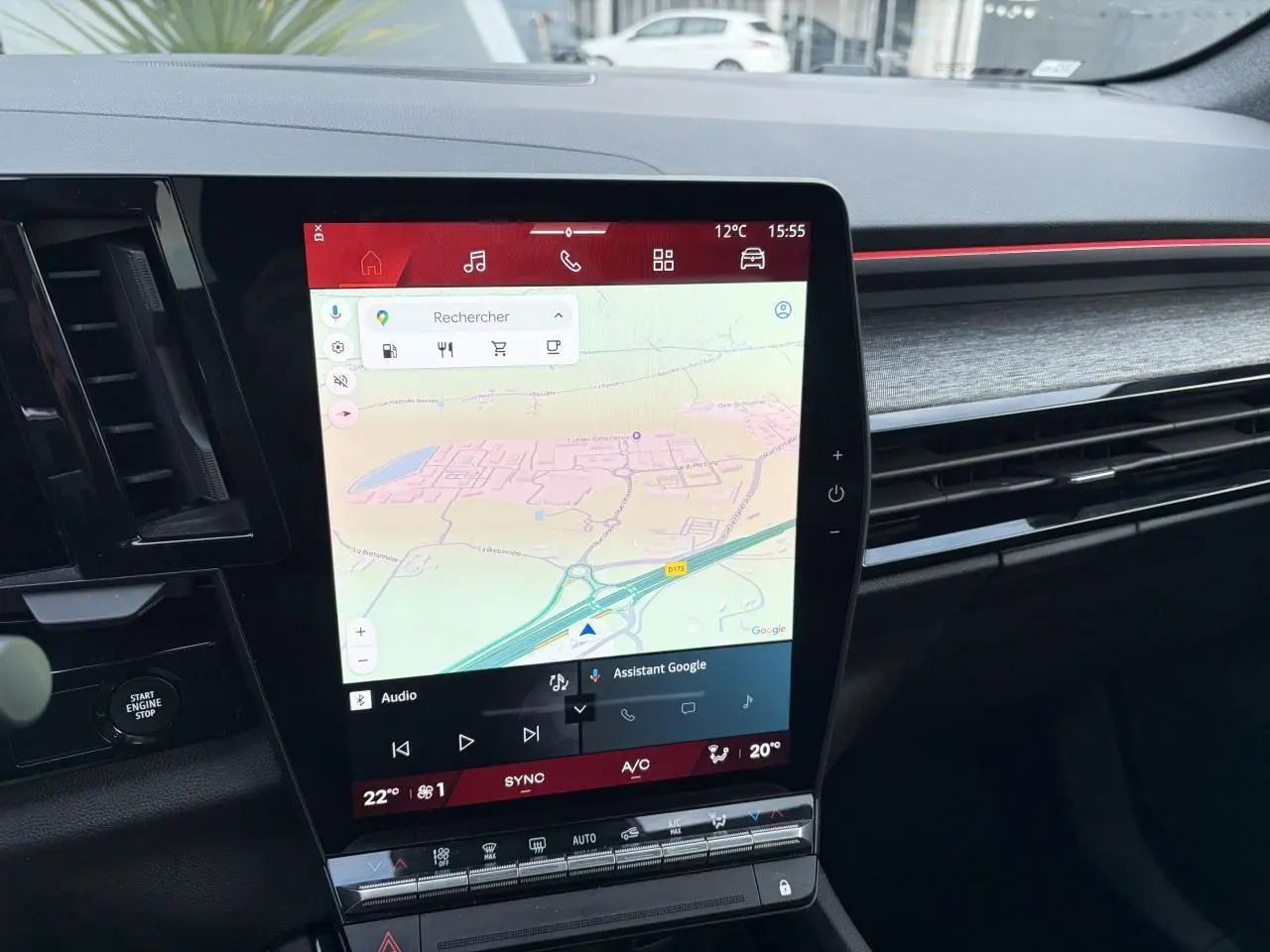 Vue rapprochée de l’écran tactile central du tableau de bord du Renault Austral 2025 affichant la navigation Google Maps.