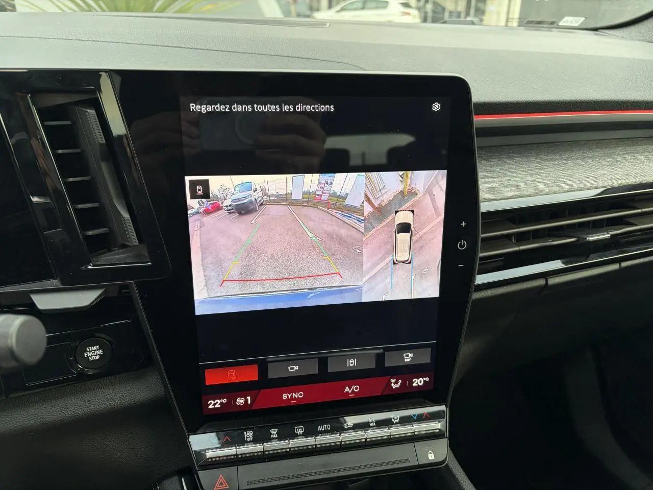 Vue rapprochée de l’écran tactile central du Renault Austral E-Tech affichant la caméra 360° en marche arrière.